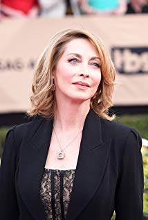 How tall is Sharon Lawrence?
